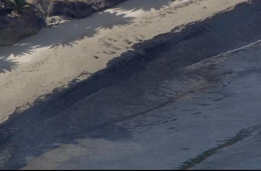 El derrame de crudo en el oceáno ha ejado una mancha de al menos 30 metros.
