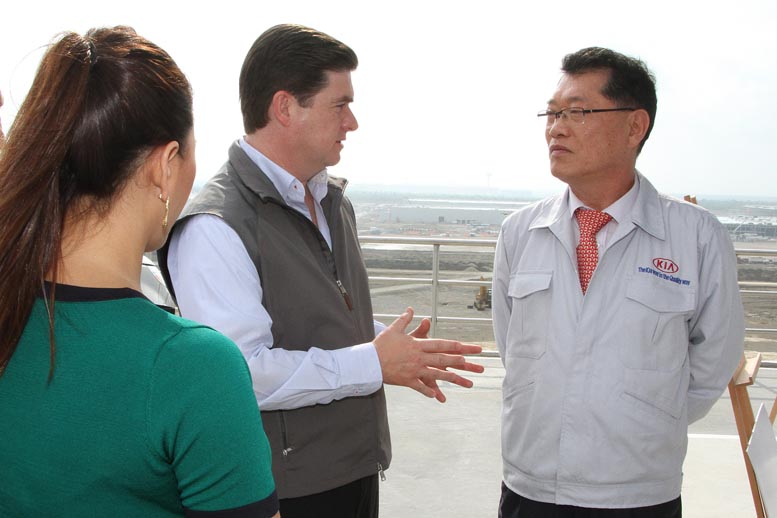 El mandatario dialogó con directivos de la empresa coreana.