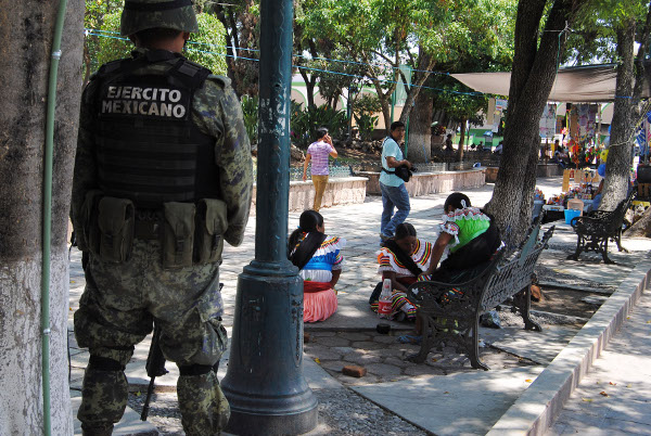 Elementos del Ejército vigilan las calles de Chilapa, Guerrero.