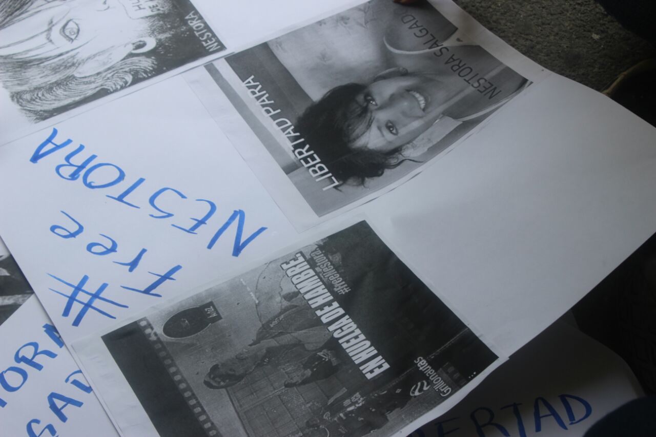 Los familiares de los comunitarios piden libertad para los presos. 