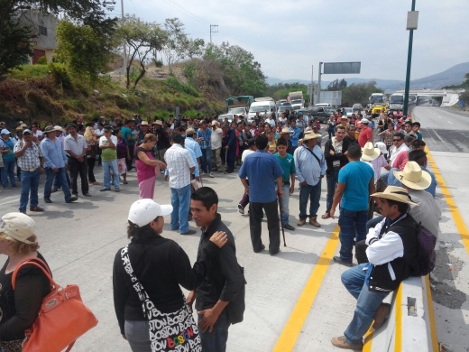Los manifestantes ya causan problemas en la Autopista del Sol.