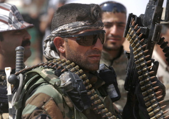 Un miliciano iraquí de la unidad de movilización popular chiita Al-Abas sostiene un arma en el área alrededor de Nukhayb, provincia de Anbar