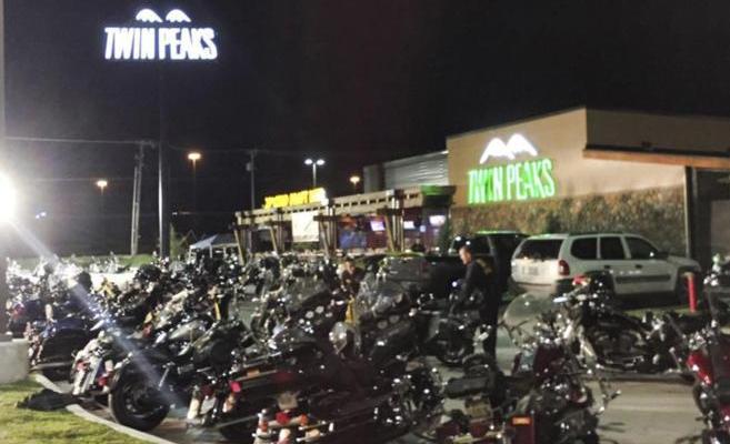 Motos aparcadas ante el restaurante Twin Peaks, de Waco, donde tuvo lugar el tiroteo entre bandas