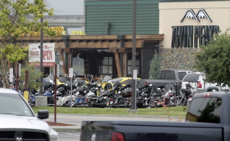 El restaurante Twin Peaks de Waco, donde pueden verse motocicletas estacionadas, fue escenario del tiroteo del domingo entre bandas