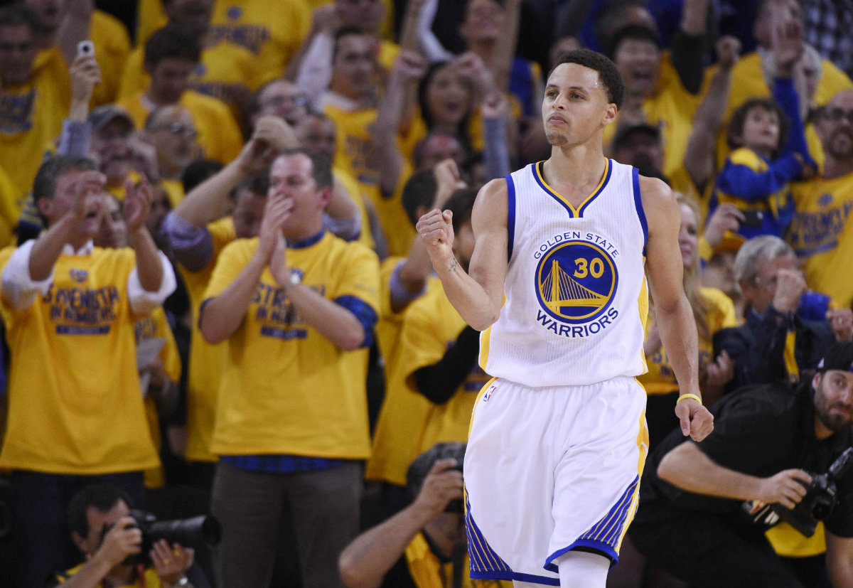 Stephen Curry encestó 34 puntos 