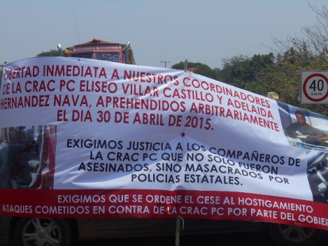 Atraversaron un vehículo sobre la carretera con una manta que reza: “Libertad inmediata a nuestros coordinadores de la CRAC-PC, Eliseo Villar Castillo