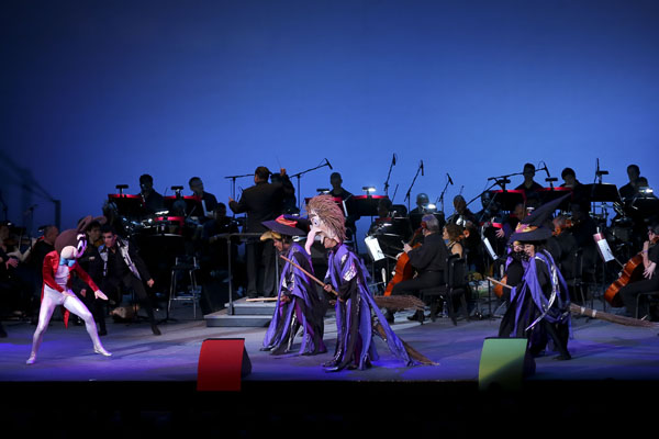 Cada una de las canciones interpretadas fue escenificada. 