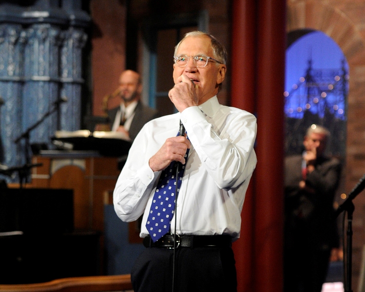 David Letterman se emociona al ver famosos entre el público. 