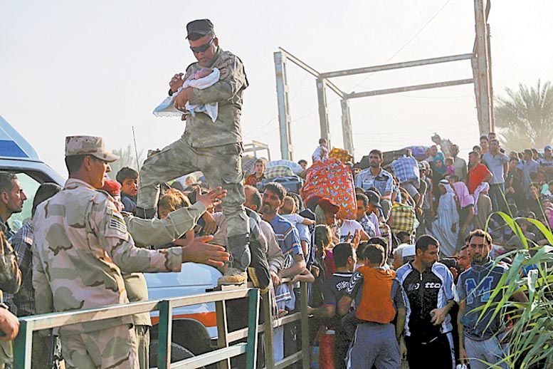 Desplazados sunitas de Ramadi son auxiliados por militares.