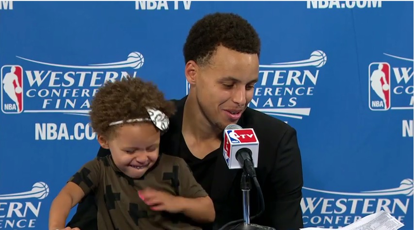 La hija de Stephen Curryse robó el show en la conferencia de prensa que dio el jugador  