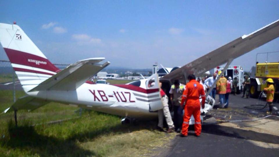 La avioneta aterrizó en la autopista. 