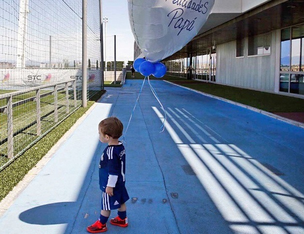 Martín Casillas, hijo del guardameta del Real Madrid, Iker Casillas, quien le lleva un globo de regalo al campo de entrenamiento. 