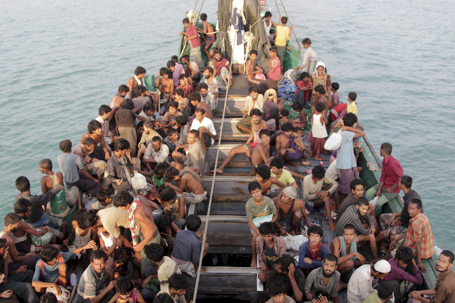 Migrantes de Birmania y Bangladés esperan, en un bote pesquero, a ser transportados a la costa.