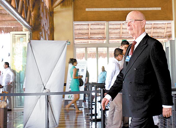 Schwab visitó Cancún durante el foro económico latinoamericano. 