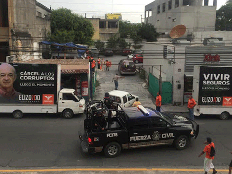 Varias unidades con propaganda se instalaron en la zona.