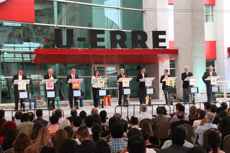 Los abanderados defendieron sus propuestas y planes para el sexenio en la explanada de la universidad.