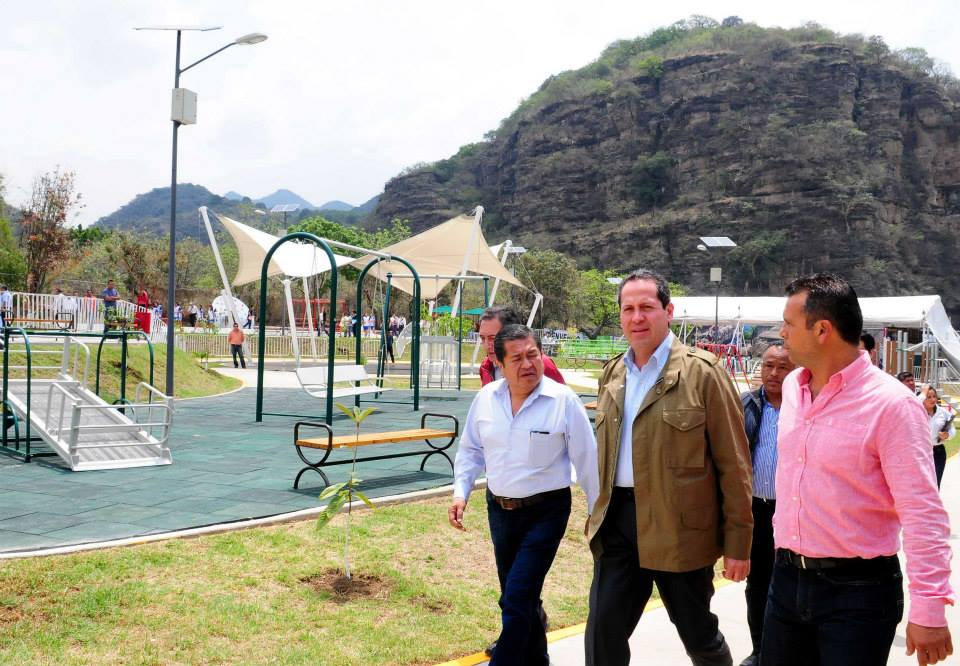 El gobernador durante su recorrido. 