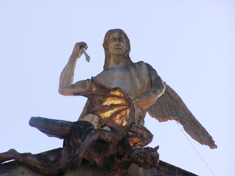 La escultura de San Miguel Arcángel y de Satanás que adornan el frontis de la catedral de Chilapa.