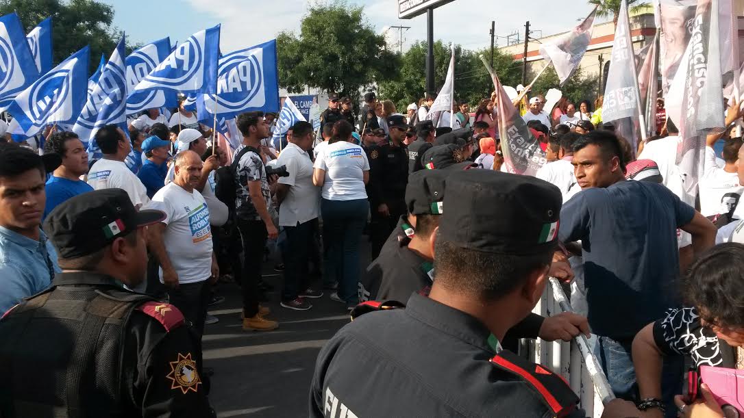 Ambos simpatizantes se lanza consignas mutuamente. 