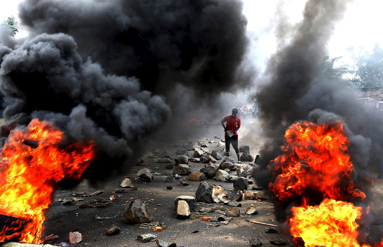 Burundi. Un manifestante prepara una barricada durante una protesta contra el presidente de Burundi. (REUTERS/Goran Tomasevic)