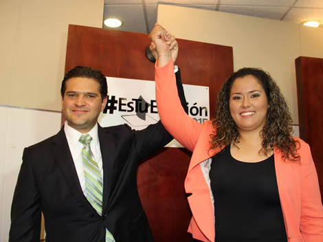 La candidata le alzó la mano a Cienfuegos en señal de triunfo. 