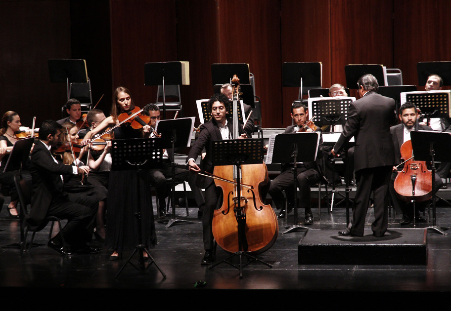 El concierto abrió el programa con la Obertura Leonora No. 3 de Beethoven, que constó de una introducción rica en modulaciones misteriosas.