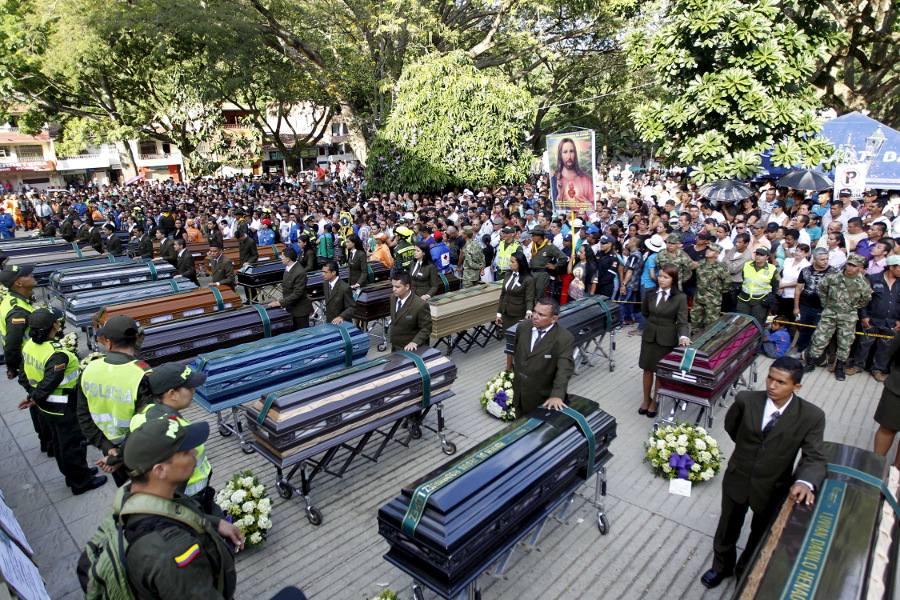 Familiares asisten a un funeral colectivo a 33 víctimas del reciente alud en Colombia.