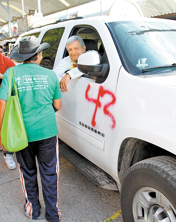 Hasta su camioneta sufrió los estragos de la protesta. 