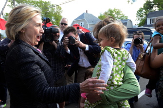 Hillary Clinton, en un momento de descanso en la plaza Moo de Derry, New Hampshire