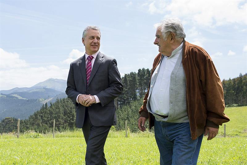 José Mujica (d), con el presidente del gobierno vasco, Iñigo Urkullu (i), en Muxika (Vizcaya), el pueblo de sus antepasados, el pasado lunes 