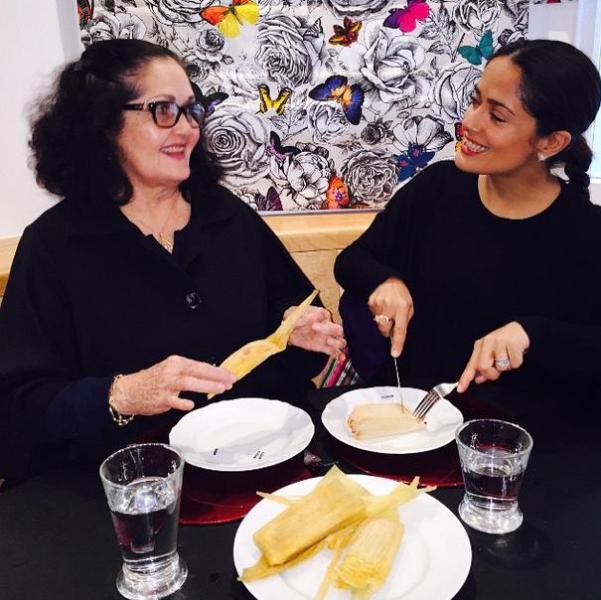 La veracruzana mostró a sus seguidores que come tamales.  