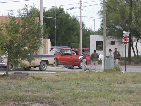 Los cuerpos quedaron junto al vehículo en que viajaban. 