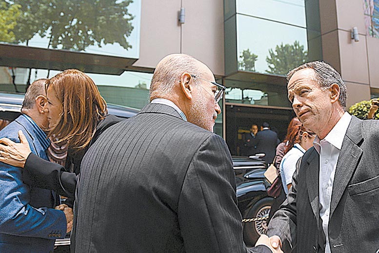 Margarita Zavala fue de las primeras en llegar a la funeraria. 