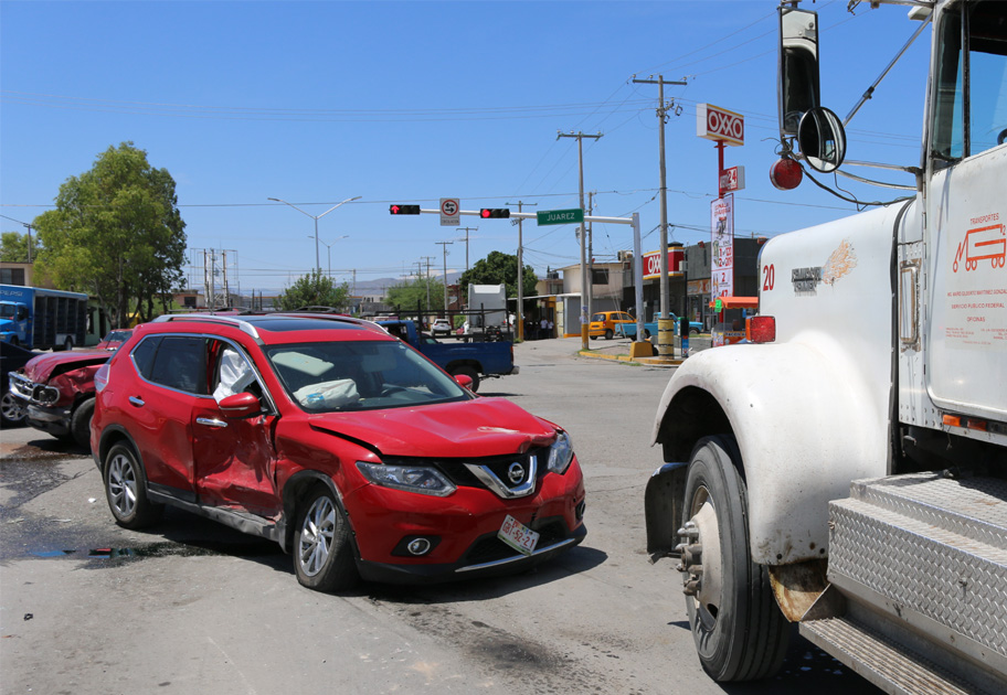 La Nissan se proyectó contra un trailer que se encontraba esperando el cambio del semáforo.