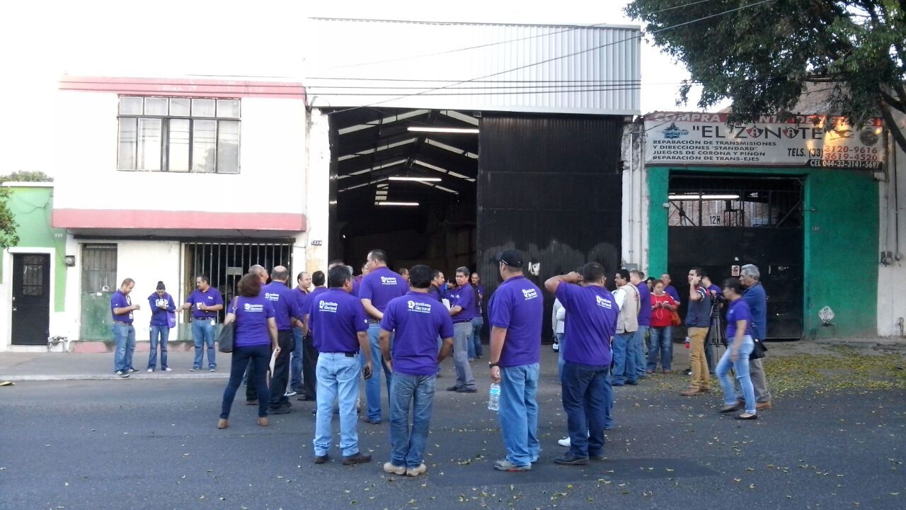 Personal del IEPC aguarda la llegada de 20 camiones que transportan boletas, mamparas, y demás material necesario para la jornada electoral