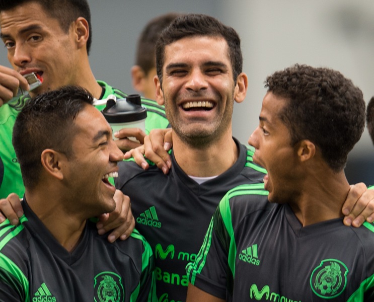 Rafael Márquez abrazando a Marco Fabián y a Giovani Dos Santos.