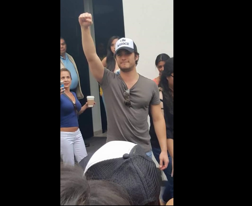 El actor estuvo presente en una firma de autógrafos. 