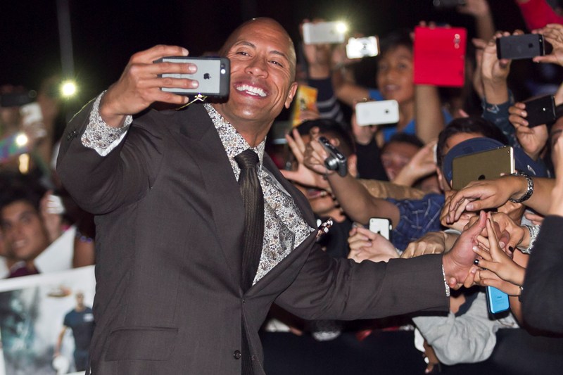 El actor se tomó selfies con sus fans. 