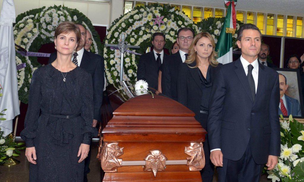En la guardia de honor, el titular del Ejecutivo federal estuvo acompañado por su esposa Angélica Rivera de Peña; Claudia Desoche; el secretario del T