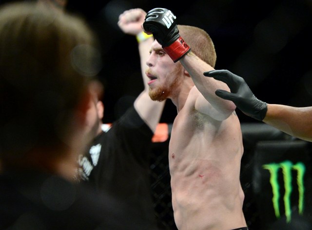 Justin Scoggins festeja su victoria en UFC 187