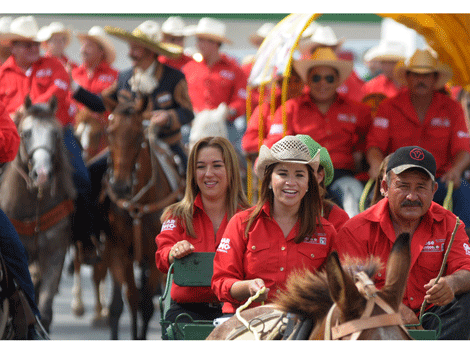 La candidata de Alianza por tu Seguridad participó en una cabalgata.