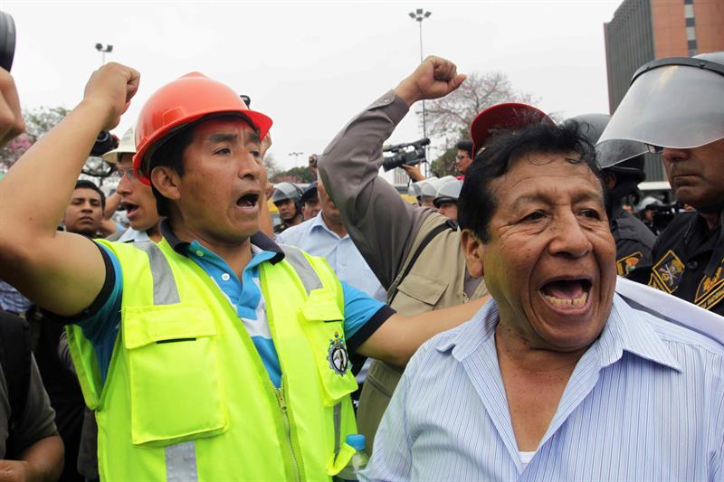 Mineros peruanos muestran su inconformidad el pasado lunes, en una marcha hacia el Congreso en Lima