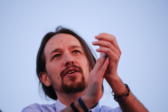 Pablo Iglesias aplaude en el mitin final de "Ahora Madrid", la plataforma política que su partido, Podemos, apoya en los comicios municipales