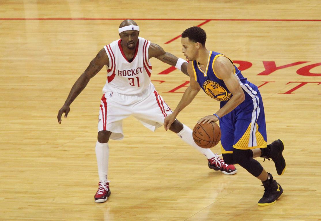 Stephen Curry es el jugador con más triples en unos playoffs