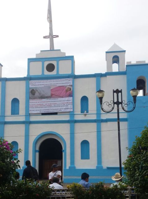 En el templo de San Antonio de Padua se instaló una lona con la foto de la niña Yadira González González y del niño Emmanuel Francisco López Hernández