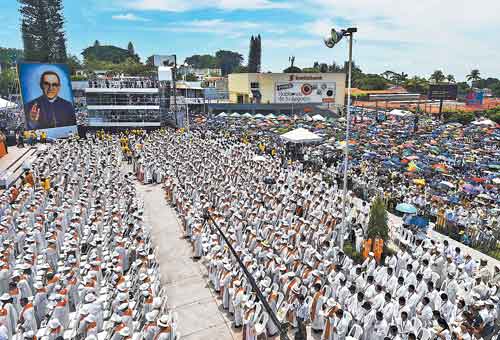 En el acto estuvieron presentes mil 200 sacerdotes, cinco cardenales y cuatro presidentes latinoamericanos.