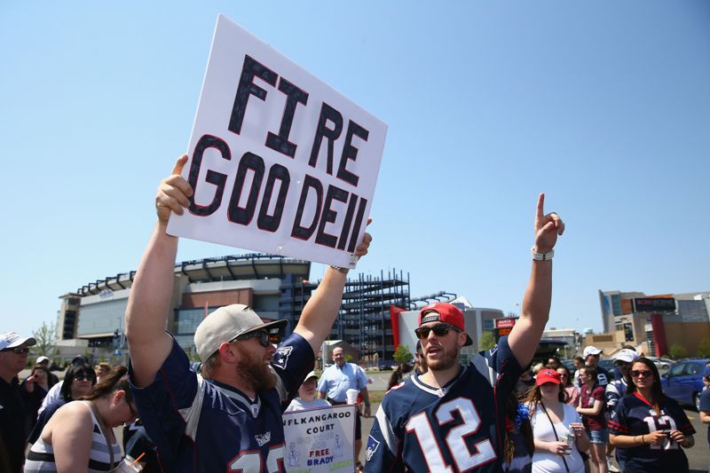 Aficionados salieron a la calle a dedender a Tom Brady  