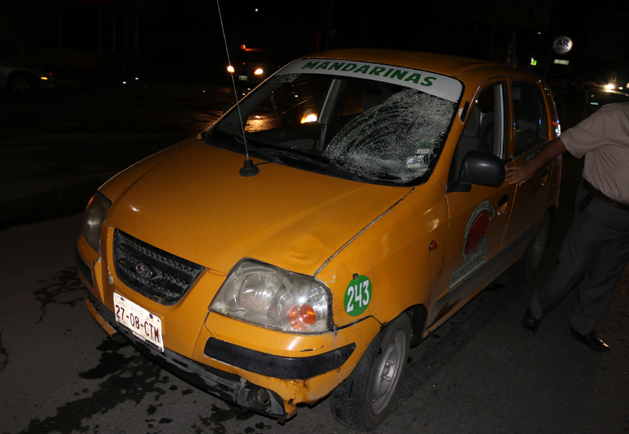 El chofer dijo que el peatón se cruzó repentinamente y no alcanzó a frenar, por lo que lo arrolló varios metros ocasionándole severas lesiones.
