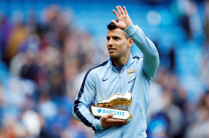 El delantero argentino del Manchester City Sergio Agüero se coronó como mejor goleador de la Premier League