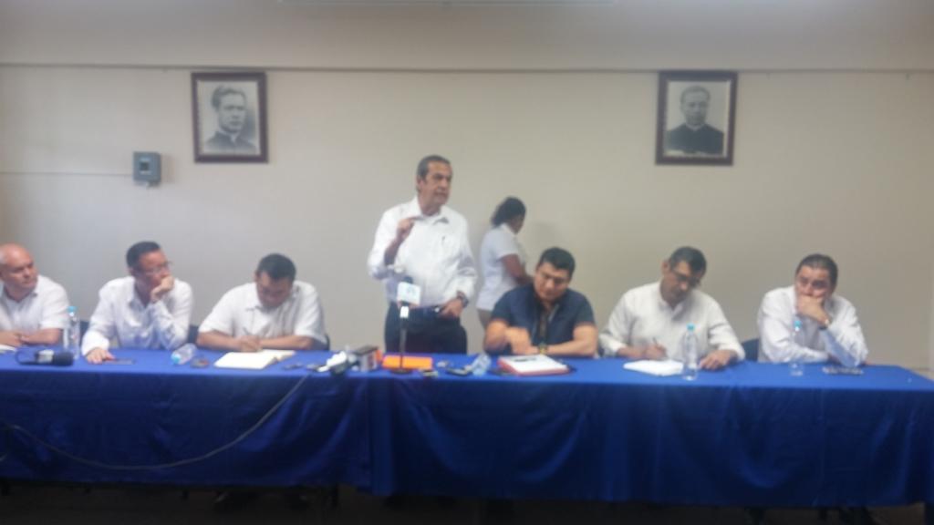 El gobernador de Guerrero platica con los familiares de los desaparecidos de Chilapa.
